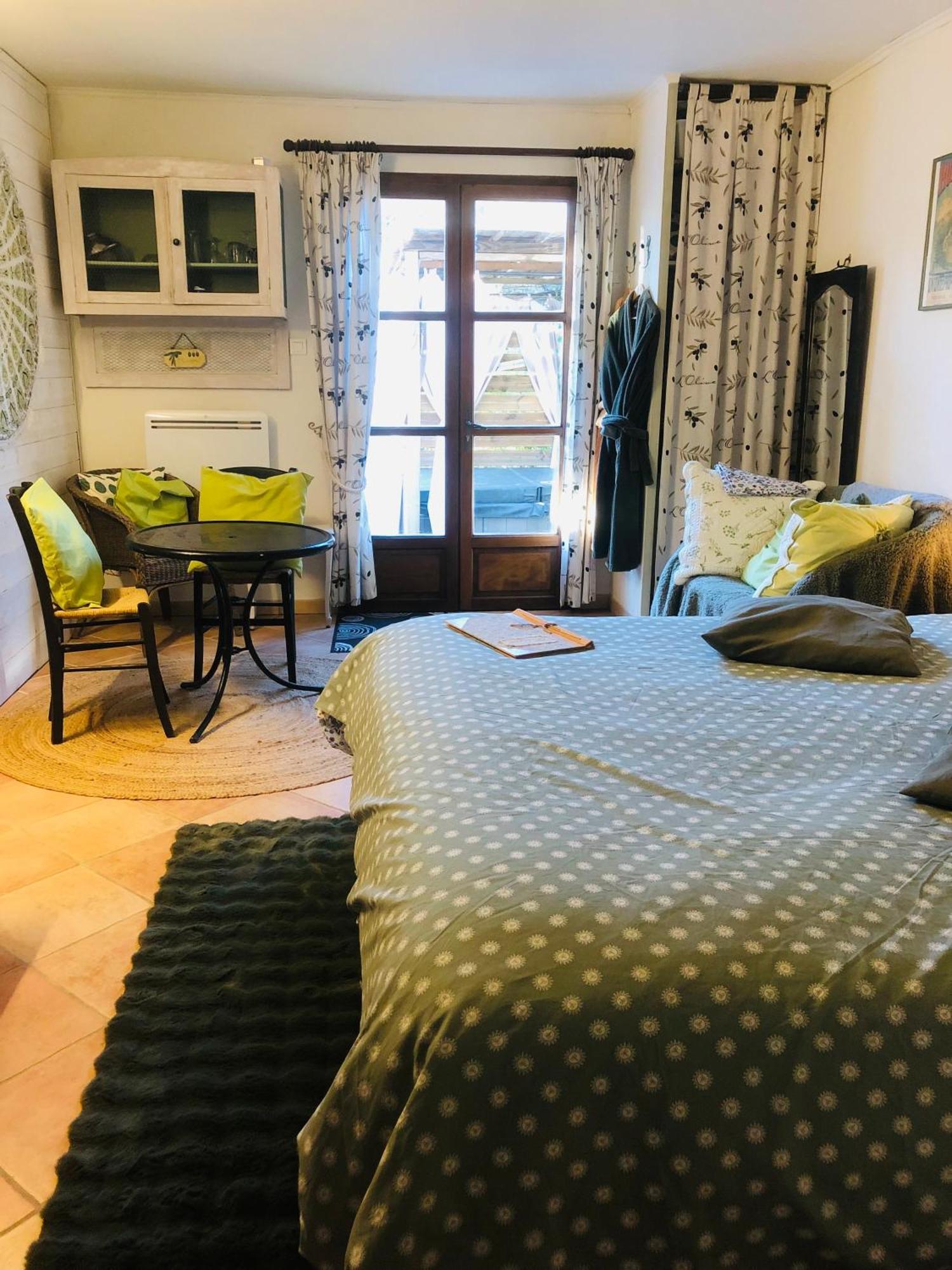 L'oustaou Piscine & Bed and breakfast 3*